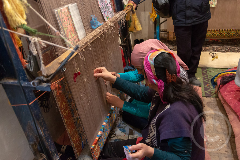 Weaving carpets